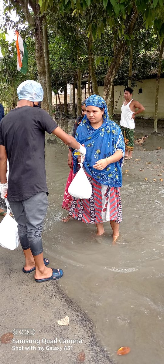 msdhonifcassam's tweet photo. We Distributed Relief Items To The Rangia Flood Victims Today. The Birthday Celebration Of @msdhoni which was postponed due to Lockdown in Guwahati,  We Celebrated The Birthday By Helping 100 Families.Our Team did a great job and celebrated Birthday In This Way. #AssamFloods https://t.co/dv3uZ4lau9