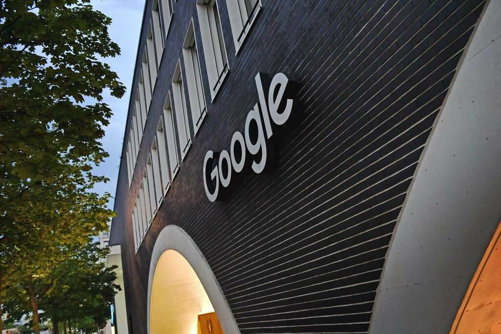 chris_writes's tweet photo. Google might be ‘spying’ on you to find the next WhatsApp https://t.co/vm3FkfbNjm https://t.co/ADHK9kjEkO