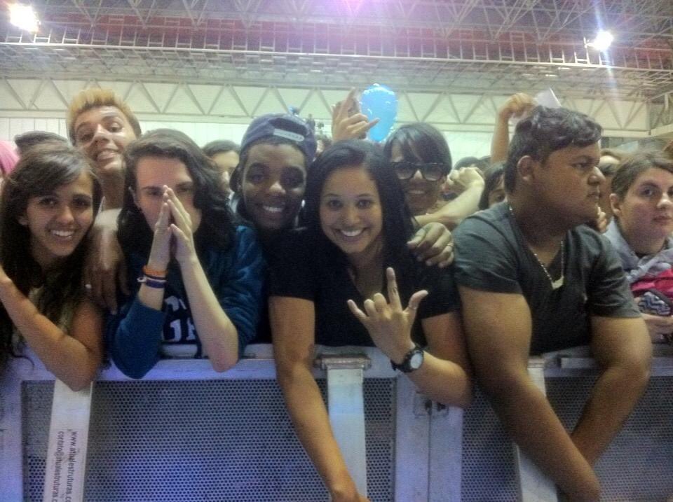 fe_nandona's tweet photo. #15yearsofAWKIF e 7 anos desde a última vez que Paramore deu notícias em BH...
Algum parawhore se identifica nessa foto? https://t.co/QOuVU97q3w