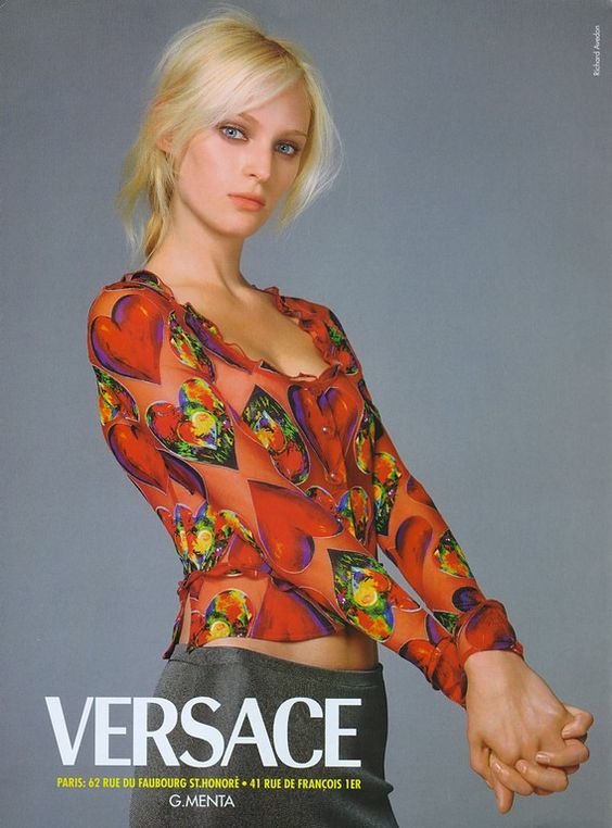 40/ Amy Wesson, photographiée par Richard Avedon, pour Versace en 1997. Giorno Giovanna, « Giogio New Year’s Card », en janvier 1998.