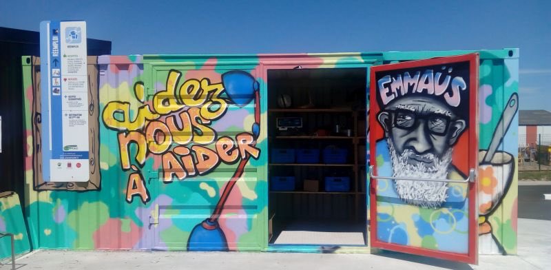 EmmausLaval53's tweet photo. Un graffiti pour Emmaüs à la déchèterie de Mayenne ! Merci d’avoir le réflexe pour une réutilisation de vos déchets par Emmaüs ! » #Merci @EmmausLaval53 https://t.co/AcOyYYDZkN