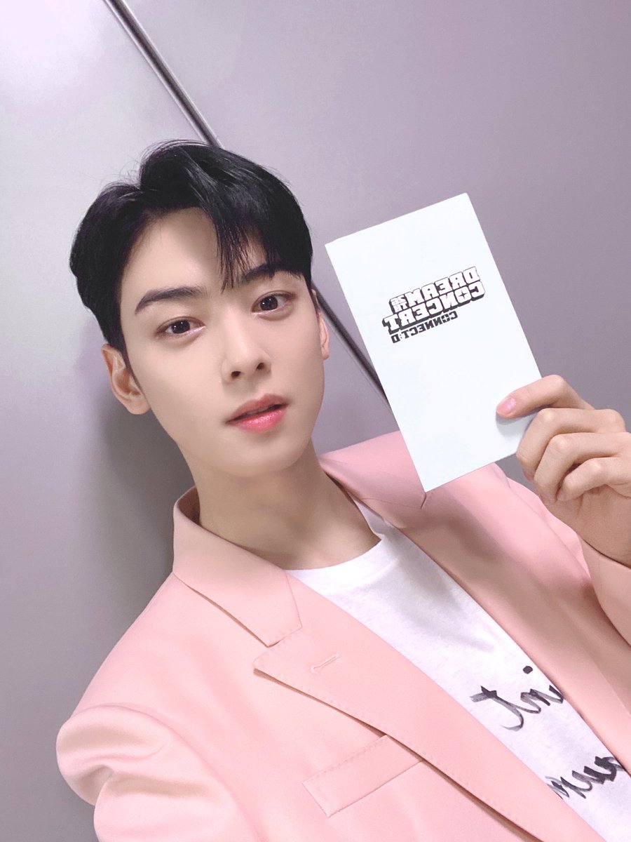 ASTRO_Staff's tweet photo. [#아스트로 #차은우]
🌟200726 제26회 #드림콘서트 CONNECT:D 🌟

들숨에 차엠씨🎤 날숨에 잘한다👏
오늘은 드림콘서트 MC로 등장한 으누✨
멋지게 마무리한 차엠씨 칭찬해👍
#아로하_차나잇 🌙💜

#ASTRO #AROHA #아로하 https://t.co/jYmmbl1yct