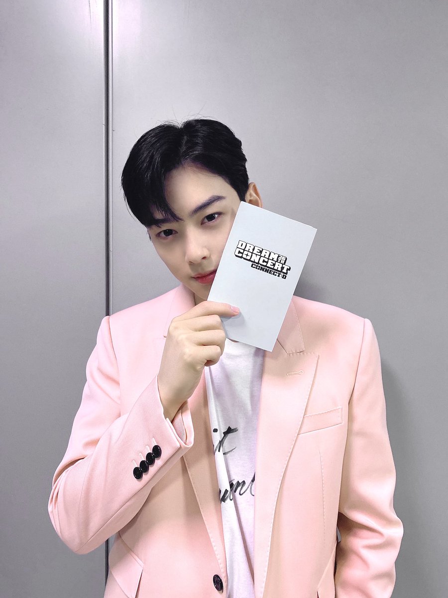 ASTRO_Staff's tweet photo. [#아스트로 #차은우]
🌟200726 제26회 #드림콘서트 CONNECT:D 🌟

들숨에 차엠씨🎤 날숨에 잘한다👏
오늘은 드림콘서트 MC로 등장한 으누✨
멋지게 마무리한 차엠씨 칭찬해👍
#아로하_차나잇 🌙💜

#ASTRO #AROHA #아로하 https://t.co/jYmmbl1yct