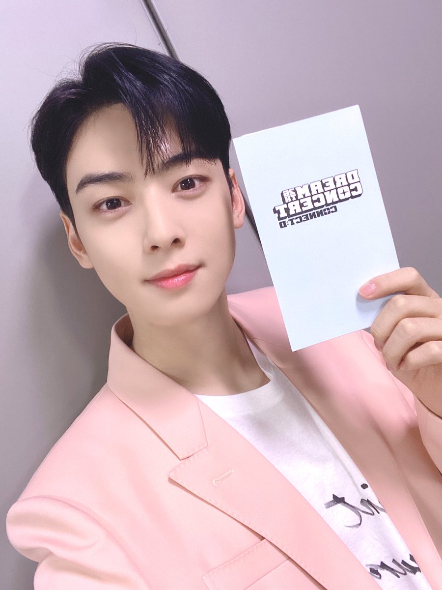 ASTRO_Staff's tweet photo. [#아스트로 #차은우]
🌟200726 제26회 #드림콘서트 CONNECT:D 🌟

들숨에 차엠씨🎤 날숨에 잘한다👏
오늘은 드림콘서트 MC로 등장한 으누✨
멋지게 마무리한 차엠씨 칭찬해👍
#아로하_차나잇 🌙💜

#ASTRO #AROHA #아로하 https://t.co/jYmmbl1yct