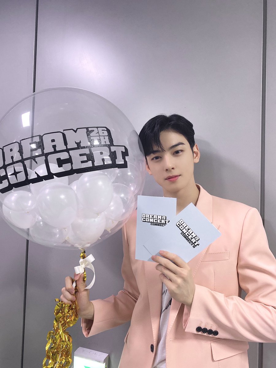 ASTRO_Staff's tweet photo. [#아스트로 #차은우]
🌟200726 제26회 #드림콘서트 CONNECT:D 🌟

들숨에 차엠씨🎤 날숨에 잘한다👏
오늘은 드림콘서트 MC로 등장한 으누✨
멋지게 마무리한 차엠씨 칭찬해👍
#아로하_차나잇 🌙💜

#ASTRO #AROHA #아로하 https://t.co/jYmmbl1yct