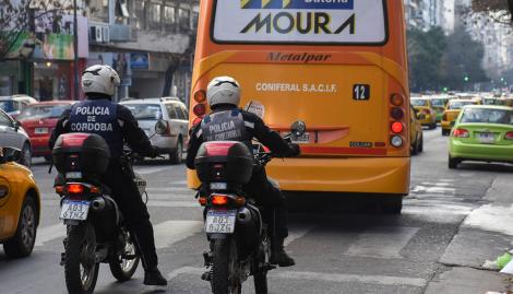PoliciaCbaOf's tweet photo. #CAPVIII Dos hombres de 46 y 36 años fueron #Detenidos en Bº Los Álamos. Momentos antes, fueron sorprendidos sustrayendo pertenencias de un vehículo Renault 19 estacionado en la vía pública. Se secuestró un estéreo y se constató daños en la cerradura del rodado. https://t.co/QvJFjOVBE7