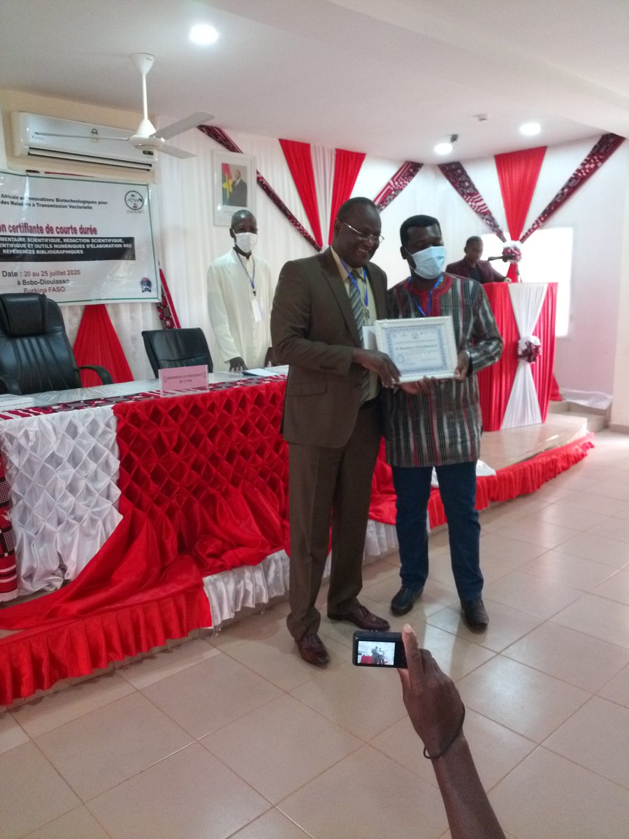 Remise des attestations de reconnaissance aux différents Présidents d'université par le Directeur du Centre ainsi que le Directeur Adjoint du Centre Pr. Ibrahim SANGARÉ