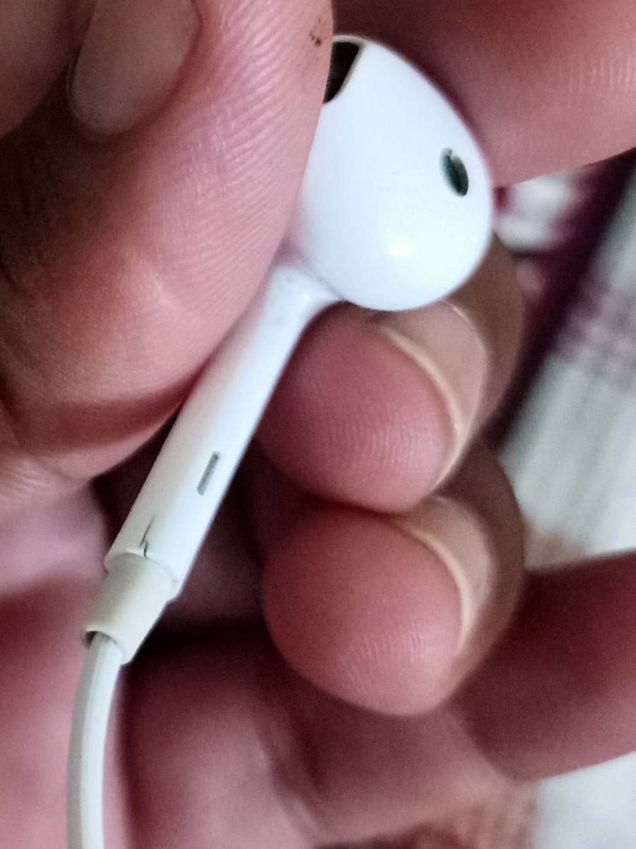 souravk58's tweet photo. @OPPOCareIN @parwani_yash @oppomobileindia #India 
Dear all indian peoples please don't buy oppo products oppo don't know how to make great products see my hand free 4 months old
Please Don't buy #OPPO https://t.co/EI1I1RBlDs
