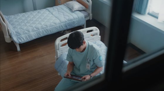 I AM SO SURE THAT NURSE PARK PURPOSELY LED GANG-TAE INTO FINDING THAT PICTURE!!! This only strengthens the theory that she is in fact Mun-yeong’s mom!  #ItsOkayToNotBeOkay #ItsOkayToNotBeOkayEP12