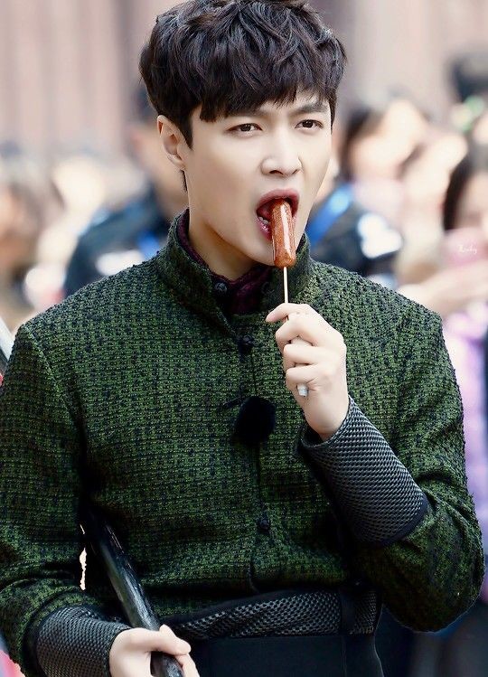 scronchi_krunch's tweet photo. @layzhang viendo como no hacen stream
#StreamLitParty @lay_studio @weareoneEXO https://t.co/Hxkn7THf5A