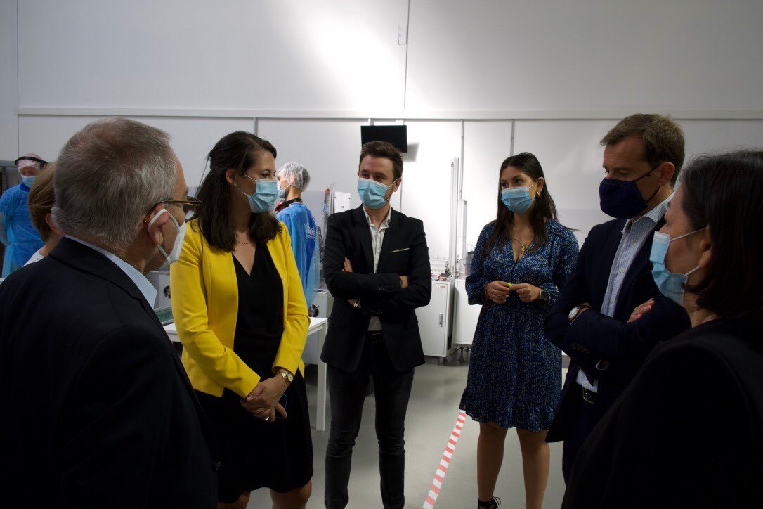 KbMedica's tweet photo. Notre DG @yohan_svd  en pleine présentation de notre machine avec Mr Sevin du @ReseauGebs @ADublanche de la région @iledefrance  et @AdeBourrousse de @CarrieresSseine / merci à eux de leur visite à notre usine de #masques #COVIDー19 https://t.co/ybiVUBzdei