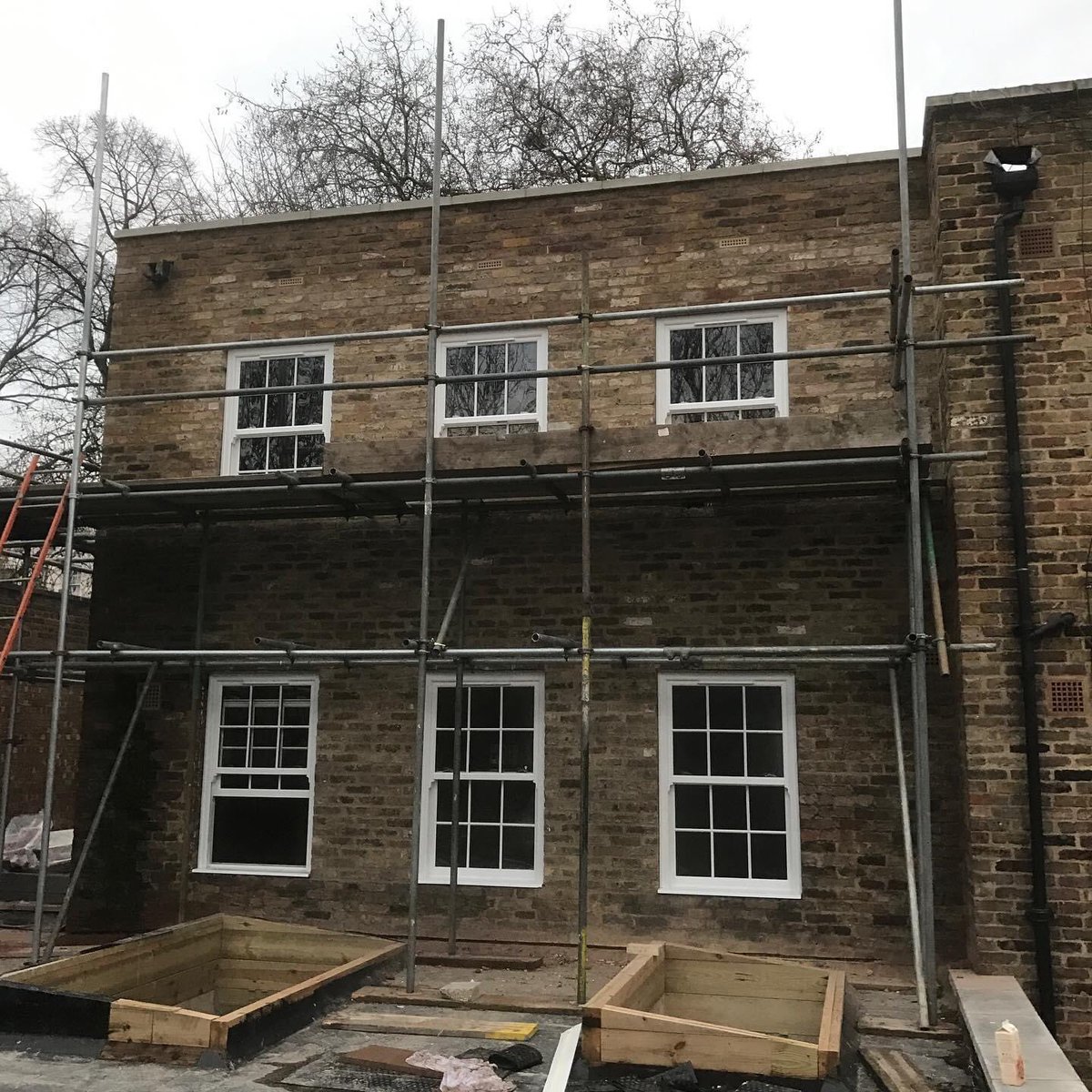 UFitSashWindows's tweet photo. 🌟SASH SUNDAY🌟 A beautiful project on Essex Road, #islington completed yesterday! Our trade mark #upvcSashWindows and a #CompositeDoor fully installed. #sashwindows #windows #boxsash #londonbuilders #essexroad #renovation #georgian #sash #windowfitters #doors #essexbuilders https://t.co/dRVpUyG50P