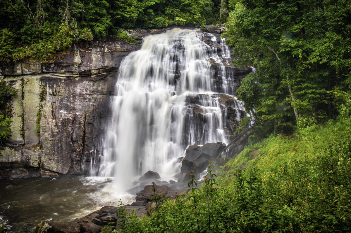 Brian_Murphy_'s tweet photo. “A waterfall is concerned only with being itself, not with doing something it considers waterfall-like.” – Vernon Howard

#Waterfalls | #ExploreNC | #BlueRidgeMountains | #ThePhotoHour | #MyCanonStory 📸 https://t.co/idXtsTw1i4
