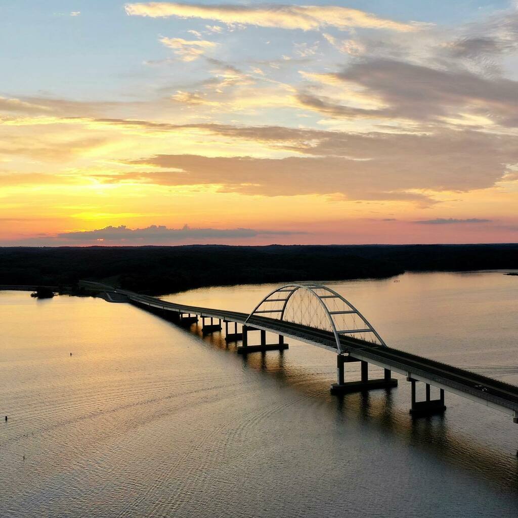 tittelba's tweet photo. Lake Barkley Bridge with the sun going down over Land Between the Lakes. #sunset #lbl #landbetweenthelakes #landbetweenthelakeskytn #landbetweenthelakesky #nofilter #instagram https://t.co/LLSZdMtMSg