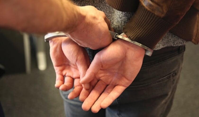 Agenten lichtgewond geraakt bij arrestatie in Amersfoort [AMERSFOORT] Twee politieagenten zijn zaterdagochtend gewond geraakt tijdens een arrestatie in Amersfoort. Dat schrijft de politie op Facebook...