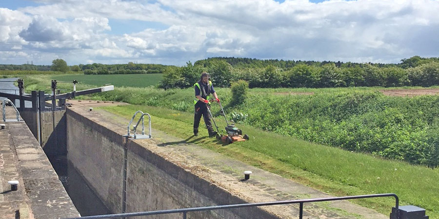 Wouldn’t it be great if you knew when the grass was going to be cut next to your boat? Well, now you can so you can either move to avoid or display a sign in your window to prevent being covered in grass cuttings.  ow.ly/hLmV50AE4FI #CanalLife #BoatsThatTweet