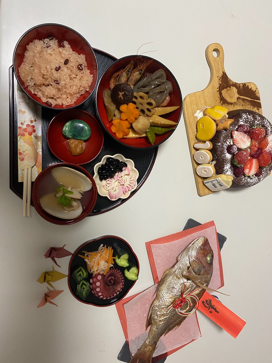 Kiyoka On Twitter タイのお皿はダイソーでケーキはスリコですが他はセリアです 何なら梅干しと歯固め石は吸い物の蓋です笑なかなか使わないし 寝てる時に少しずつ仕込んだ 田舎で材料が安いので自作しましたがネットで食事食器つき5000円 なのでそちらのが簡単