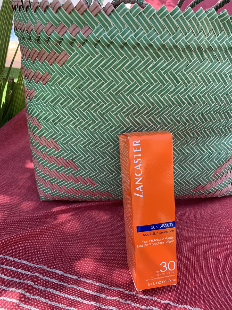 CDutang's tweet image. Un produit solaire vraiment innovant. L’eau de protection Lancaster. Un parfum très agréable. Elle ne colle pas et ne laisse aucune trace sur la peau. Un plaisir pour bronzer. L’impression de n’avoir rien sur la peau. #lancaster #lancasterbeauty #livewithlight #protection #sun