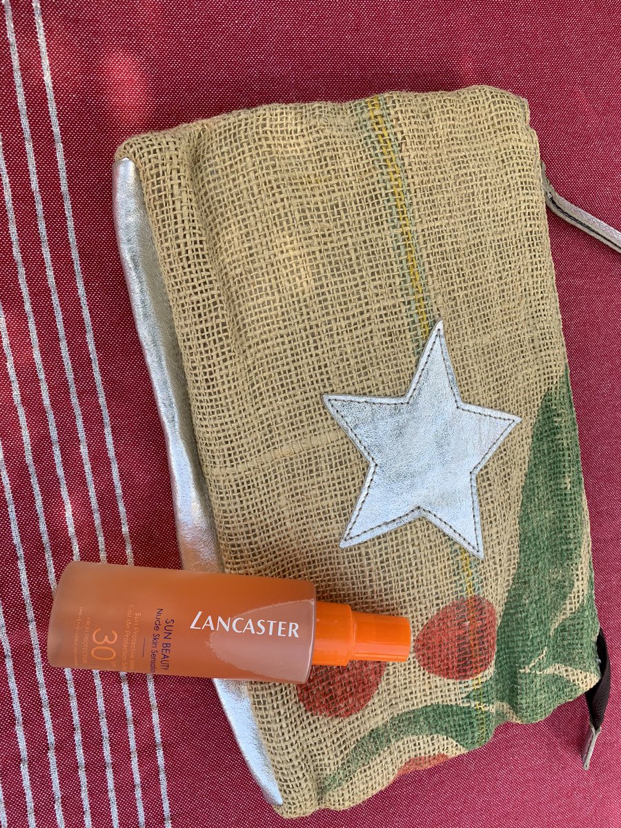 CDutang's tweet image. Un produit solaire vraiment innovant. L’eau de protection Lancaster. Un parfum très agréable. Elle ne colle pas et ne laisse aucune trace sur la peau. Un plaisir pour bronzer. L’impression de n’avoir rien sur la peau. #lancaster #lancasterbeauty #livewithlight #protection #sun