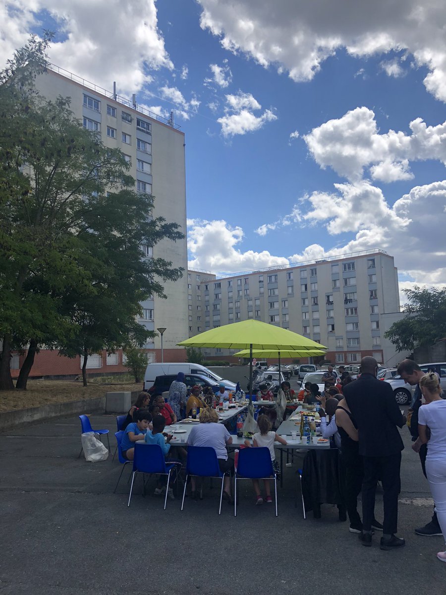 Loline_B's tweet photo. [💡Faire autrement] Repas convivial en plein cœur de la cité de l’Amitié. Jeunes, parents, habitant•e•s, élu•e•s, antenne et conseil de quartier...on se met tou•te•s autour d’une table, on échange et on avance. MERCI aux agents et aux présent•e•s. On est là ✊ #Montreuil https://t.co/Lhgcj6AbQH
