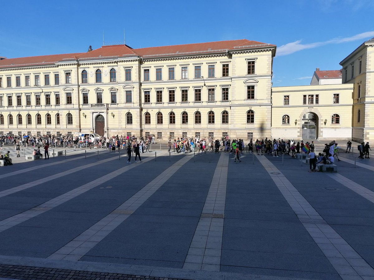 fruitgecko's tweet photo. 17:35 Die Demo unter dem Motto "The future is intersectional - queer perspectives!" erreicht soeben den Simsonplatz. Hier wird es die Abschlusskundgebung und Redebeiträge geben. 🦄🏳️🌈 #le2607 #queeringdefaults #queer https://t.co/Ua8uS4JhBg