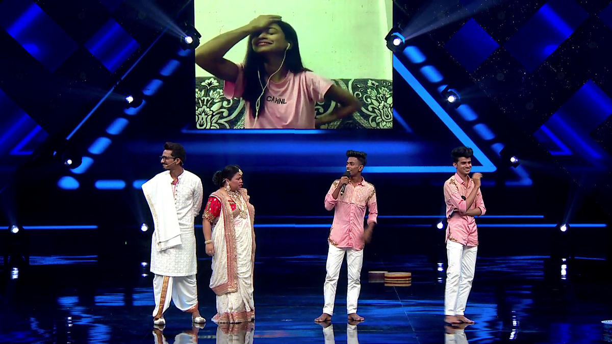 SonyTV's tweet photo. #MukulTheBest ki Shona khud nahi aa paayi par bheja hai apna pyaar. But what request does #NewnessKiGeeta has for her?
#IndiasBestDancer #IBDTributesLegends #IBDReturns @terencehere @geetakapur #MalaikaArora @bharti_lalli @writerharsh https://t.co/sQFtjroO49