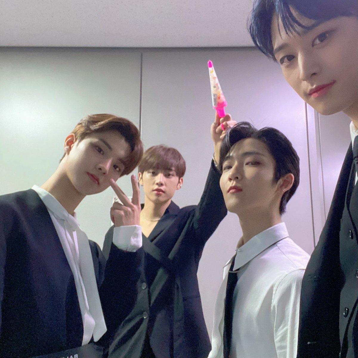WE_THE_BOYZ's tweet photo. [큐] #우리는_더���이즈_행복한_더보이즈 🍀 https://t.co/NyrQCLZ5Qr