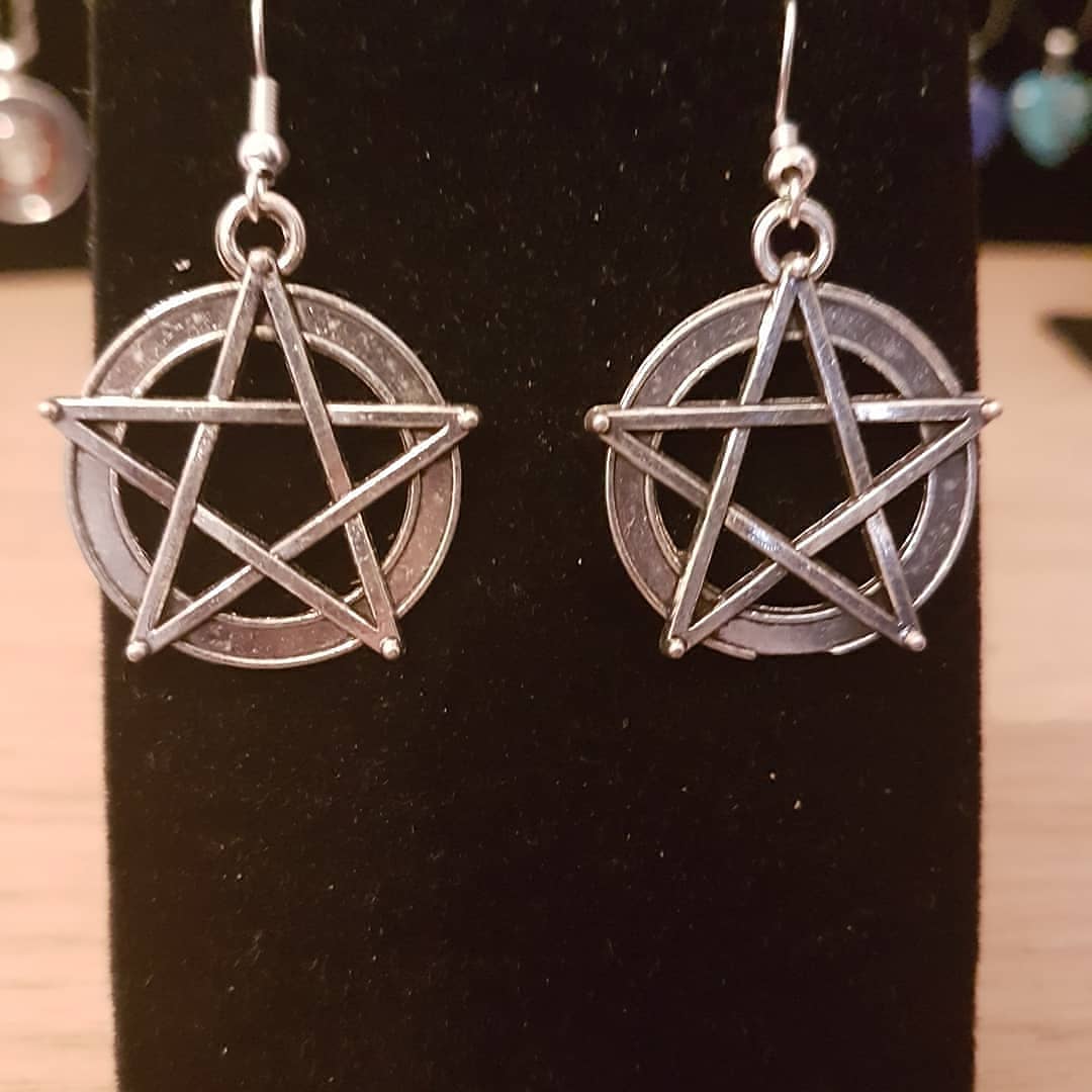 CauldronRays's tweet photo. Earrings available over on my #etsyuk link in bio or message page directly for paypal free uk postage 

#etsyseller #etsyuk #etsyshop #etsysocial #facebookwitches #witchesoffacebook #earrings #silver #samhain #twitterwitches 

https://t.co/r5Pn62SvGv https://t.co/anuFKqqudX