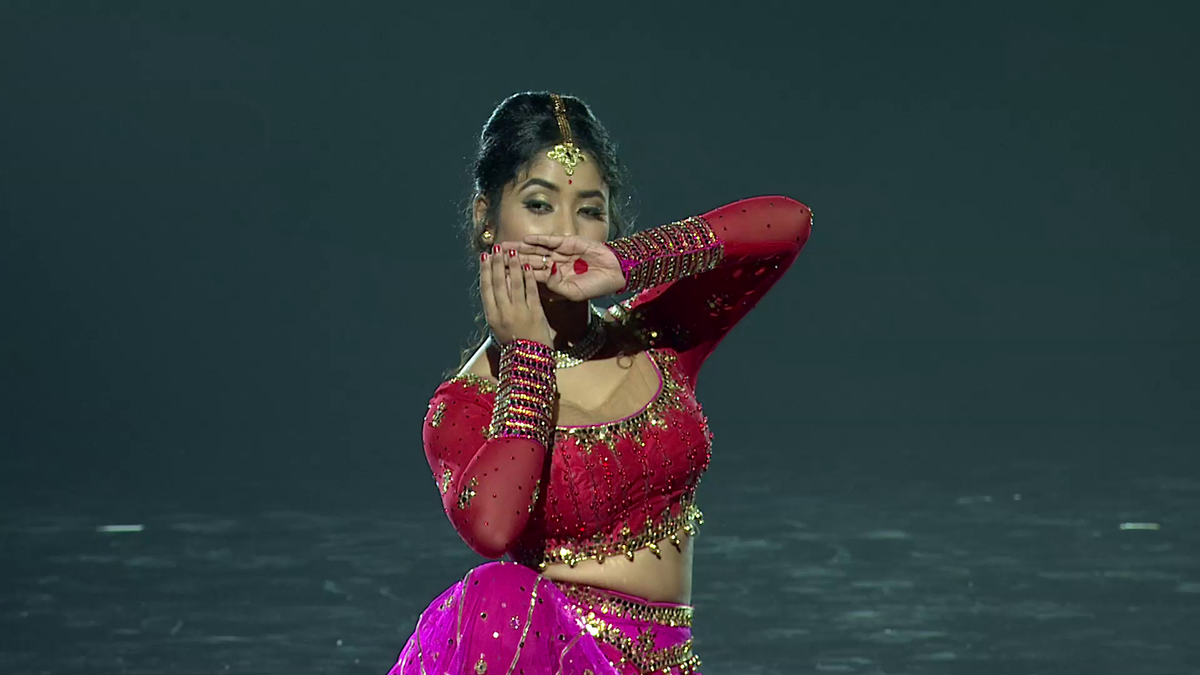 SonyTV's tweet photo. Beautiful!#SadhwiTheBest has her expressions on point, and her smile imprinted on our soul.
#IndiasBestDancer #IBDTributesLegends #IBDReturns @terencehere @geetakapur #MalaikaArora @bharti_lalli @writerharsh https://t.co/cNOVJ4n9wX
