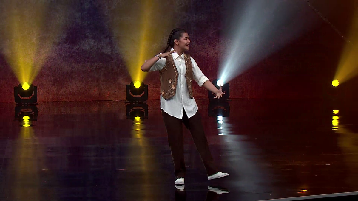 SonyTV's tweet photo. Hoot! #HimashiTheBest ne ek baar fir dikhaya apna dhaakad!
#IndiasBestDancer #IBDTributesLegends #IBDReturns @terencehere @geetakapur #MalaikaArora @bharti_lalli @writerharsh https://t.co/5xc9ECENFG
