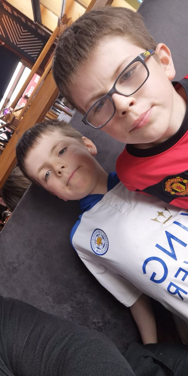 fidgettwidget's tweet photo. OMG Roy Keane doin Super Sunday on Sky Sports.... Delaneys out for dinner in the #bernardshaw just to watch #Leiscester vs #MUFC nรญl all draw at half-time... So exciting! https://t.co/vyfFeY3Qu6