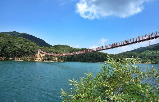 yeeuncha1's tweet photo. Looks like #LeeDongWook has been filming #TheTaleoftheninetailed at Majang Reservoir Suspension Bridge earlier today.  😍  Looking forward to visit all those places where they’ve been filming this drama. #이동욱 #구미호뎐 #마장호수 Covid, please end up ASAP 😭 https://t.co/aAaZvdM77f