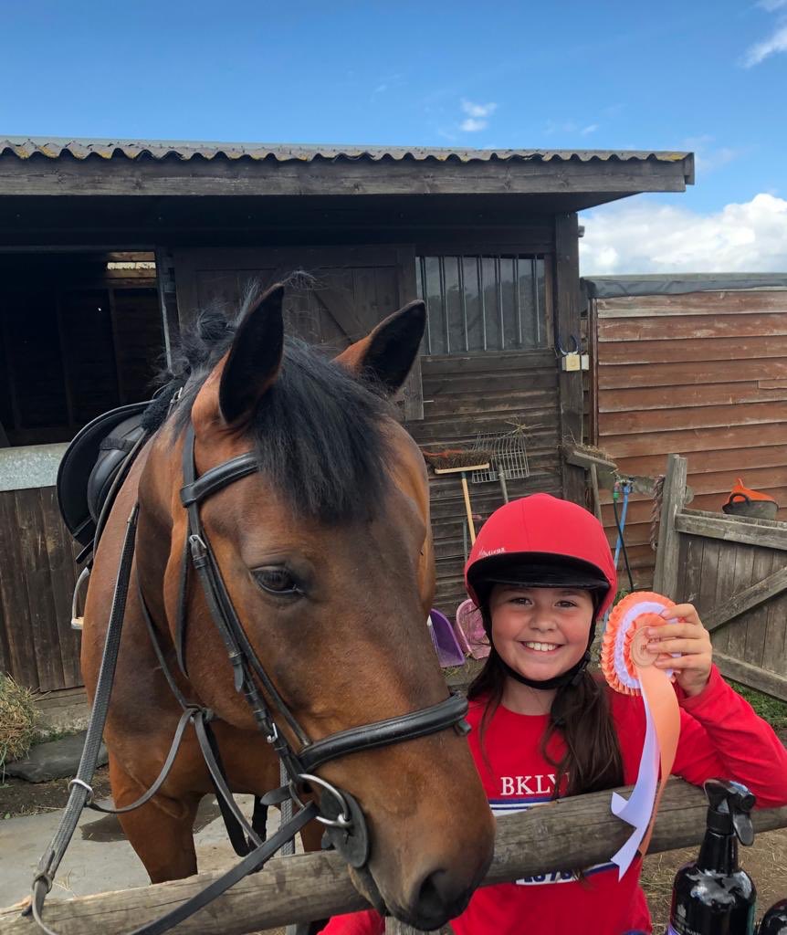 KerrieGibbons's tweet photo. Go Dottie and H! Their first rosette! That smile says it all! That’s my girl! ❤️#ponyhour #MyGirl #horseriding #clearround https://t.co/7LrSvyOIy9