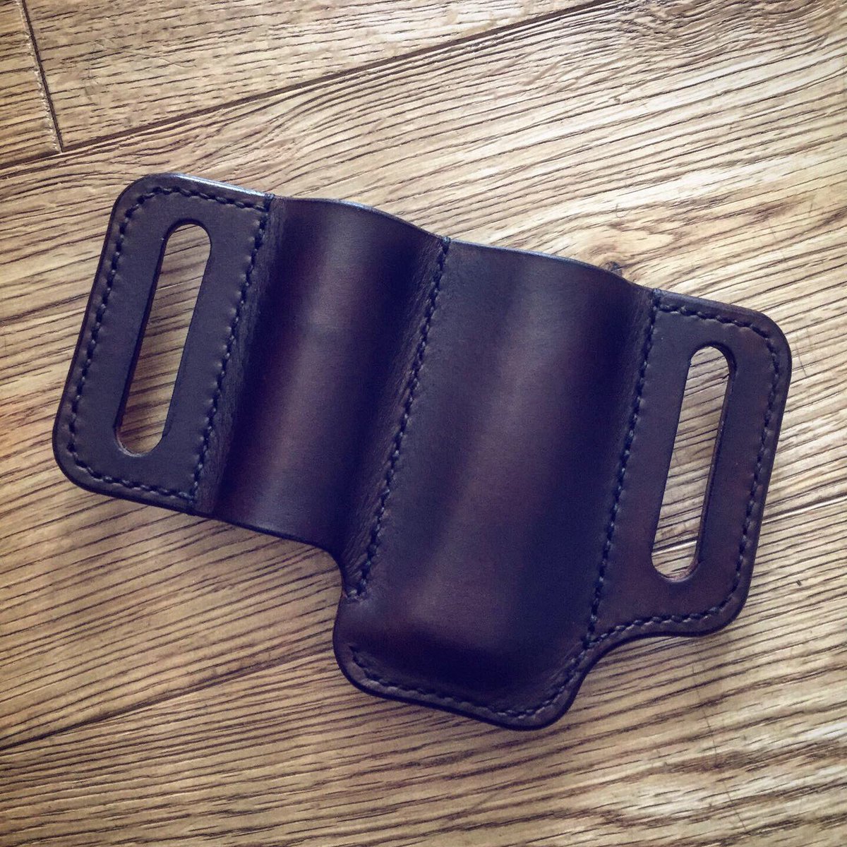 PDBushcraft's tweet image. This small EDC pouch for a UK legal TBS folding knife and Olight flashlight is one of this week’s custom jobs. I’m quite proud of this one as I don’t seem to have a great deal of luck with wet moulding leather but this one turned out spot on. Hope you like it as much as i do 😁