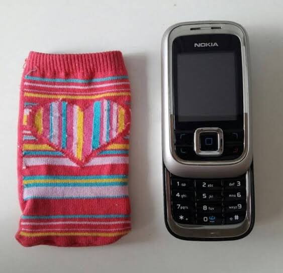 _anatriz's tweet photo. pensando nessa epoca que a gente comprava meia pra colocar celular https://t.co/3NxDixgCAQ