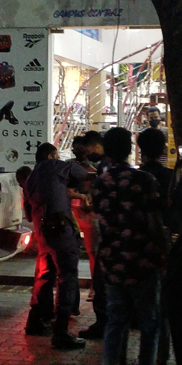 HamdhanShakeel's tweet photo. One protestor has been forcibly handcuffed and arrested by the Police after calling for the resignation of incumbent President Ibrahim Mohamed Solih. #MaldivesProtest https://t.co/5Llqmv45Bx