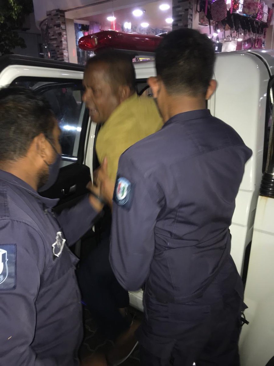 HamdhanShakeel's tweet photo. One protestor has been forcibly handcuffed and arrested by the Police after calling for the resignation of incumbent President Ibrahim Mohamed Solih. #MaldivesProtest https://t.co/5Llqmv45Bx