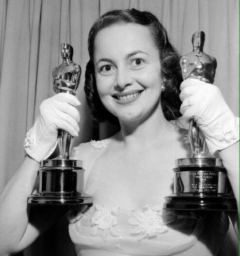 TvsEspectaculos's tweet photo. Murió la legendaria Olivia de Havilland a los 104 años. Se reporta que la dos veces ganadora de un Óscar falleció tranquilamente en su casa la noche de este sábado mientras dormía
#OliviadeHavilland #Oscar @TheAcademy https://t.co/MrUI47euBl