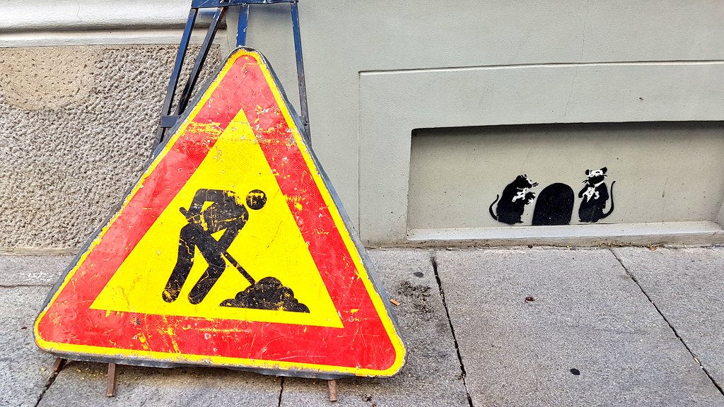 AlbeCampiPhoto's tweet photo. Topi al lavoro -> Rats au travail
#como #graffitiart
#ENMASQUE #ete2020 #Italie https://t.co/uDzgmxMQmh