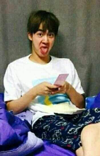 P24048744's tweet photo. Army didn't                       Army deleted 
delete their                       their Vlive app 
Vlive app https://t.co/kEc2qgopOs