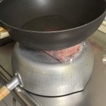 冷凍したお肉を解凍したい時、大きめの鍋で挟むと良いらしい!常温で解凍される!