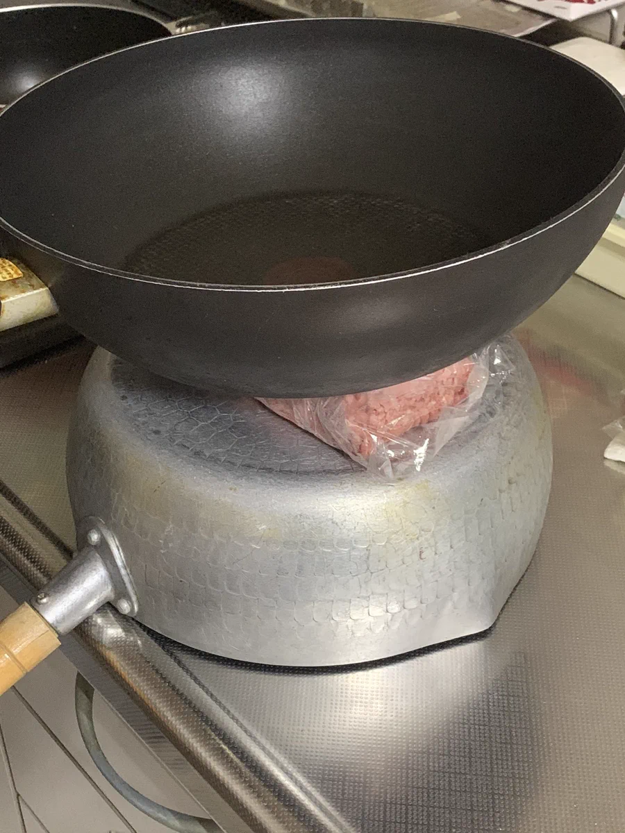 冷凍したお肉を解凍したい時、大きめの鍋で挟むと良いらしい！！常温で解凍される！！