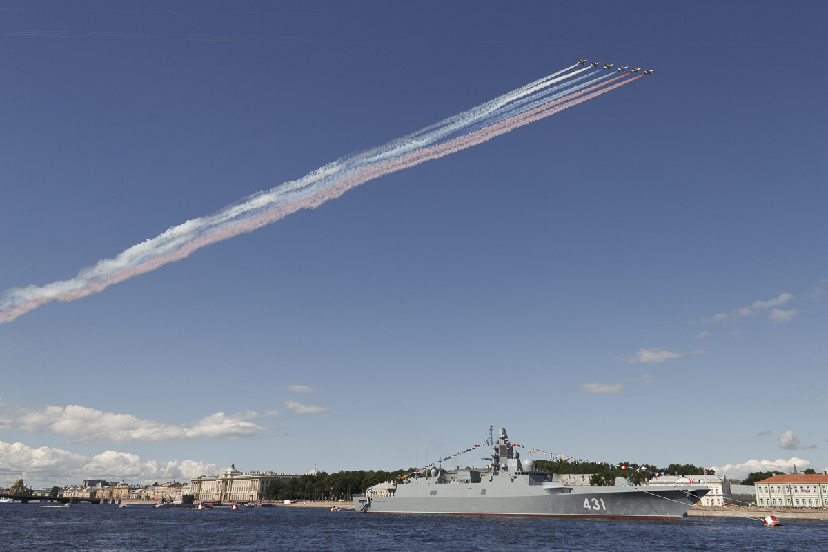 Большой #фоторепортаж о том, как прошел сегодняшний Главный военно-морской парад в Санкт-Петербурге и Кронштадте: s.mil.ru/39tINIF

#Минобороны #ДеньВМФ #Парады #ГВМП2020 #ГВМП #ВМФ #СПб #Корабли #Праздники