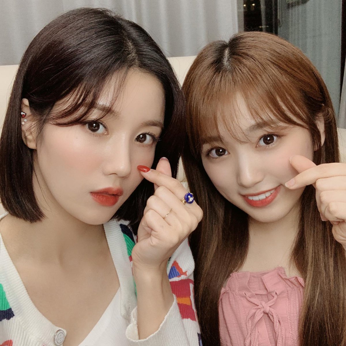 IZONEGLOBALTWT's tweet photo. 📸 [PHOTO] 200727 IZ*ONE official VLIVE update with Eunbi and Nako!

🔗 https://t.co/ueTbI666NU

#IZONE #아이즈원 #アイズワン @official_izone https://t.co/Qt9gdwjrxe
