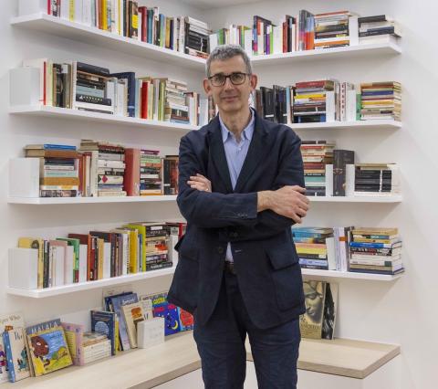 LibraryJournal's tweet photo. Ceramicist & "The Hare with Amber Eyes' author Edmund de Waal's installation at #BritishMuseum, which honors writers who've experienced exile, reopens "later this summer."-via FineBooksMag #ExiledWriters #LostLibraries #DanteAlighieri #AìQīng #SamaYazbek. https://t.co/l6Mn7pV4BG https://t.co/DRI6aS8Dsc