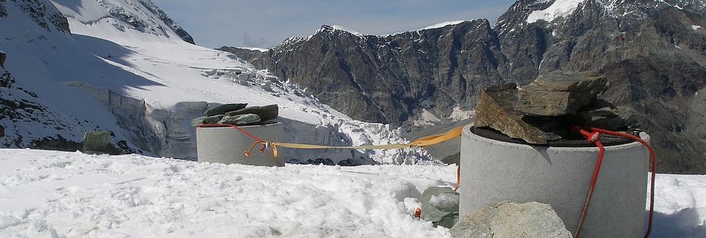 Alpenweerman's tweet photo. De #permafrost in de #Alpen warmt steeds verder op! Sinds meetbegin 32 jaar geleden op 10m diepte 1°C en op 20 m diepte 0.5°C. De grootste opwarming wordt gemeten in de zgn "koude" permafrost" in de hoogste delen van de Alpen. Foto boorgaten #Permos #globalwarming https://t.co/e8vzVq3Pcx