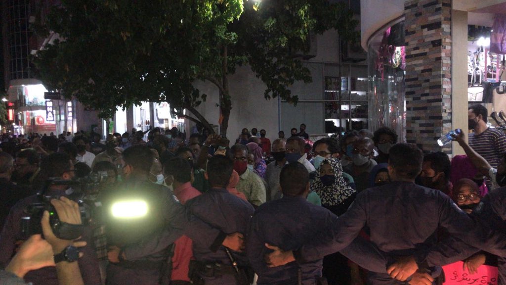 HamdhanShakeel's tweet photo. Protestors are calling for the resignation of President Ibrahim Mohamed Solih with many voicing against the rampant nepotism and corruption within the government. #MaldivesProtest https://t.co/jNrZAsHfVZ