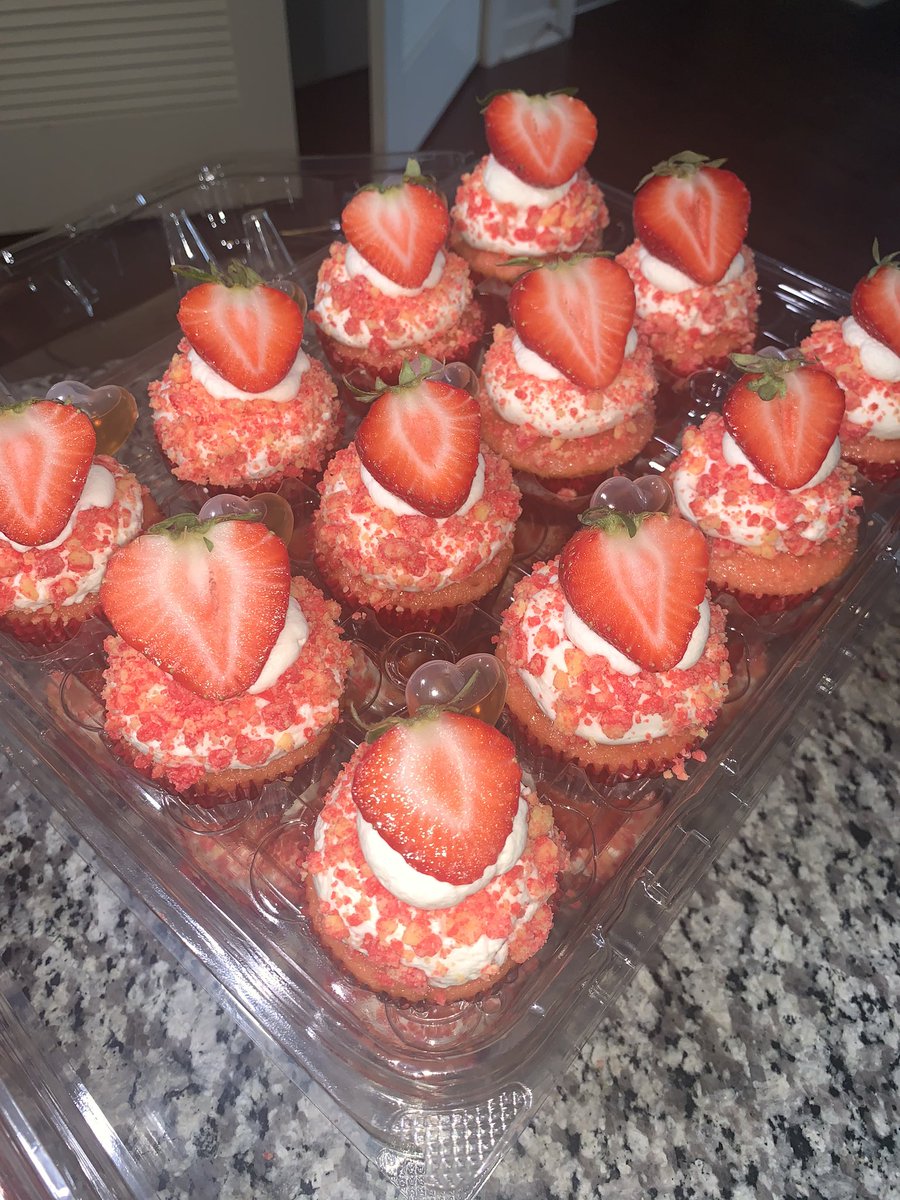 It costs $0.00 to retweet and help me get exposure. I am a baker in P.G county MD but I do offer delivery. I have tons of flavors combos and more coming soon. I do cakes, cupcakes, cookies and more! These are my strawberry crunch and cinnamon bun swirl cupcakes.