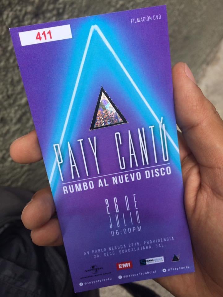 LouisRand's tweet photo. Hoy hace 3 años me toco vivir este booooom 💥 que fue la grabación del #333 #333deluxe  con la guapa @PatyCantu el verla en vivo y escuchar las nuevas canciones por primera vez fue ✨🤩 por eso ese disco es de mis favoritos siempre #lamexicana ❤️ https://t.co/g2kPFtxtbb