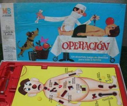 No sé como esperamos que la gente se ponga bien la mascarilla si hasta los propios médicos se la ponen mal.